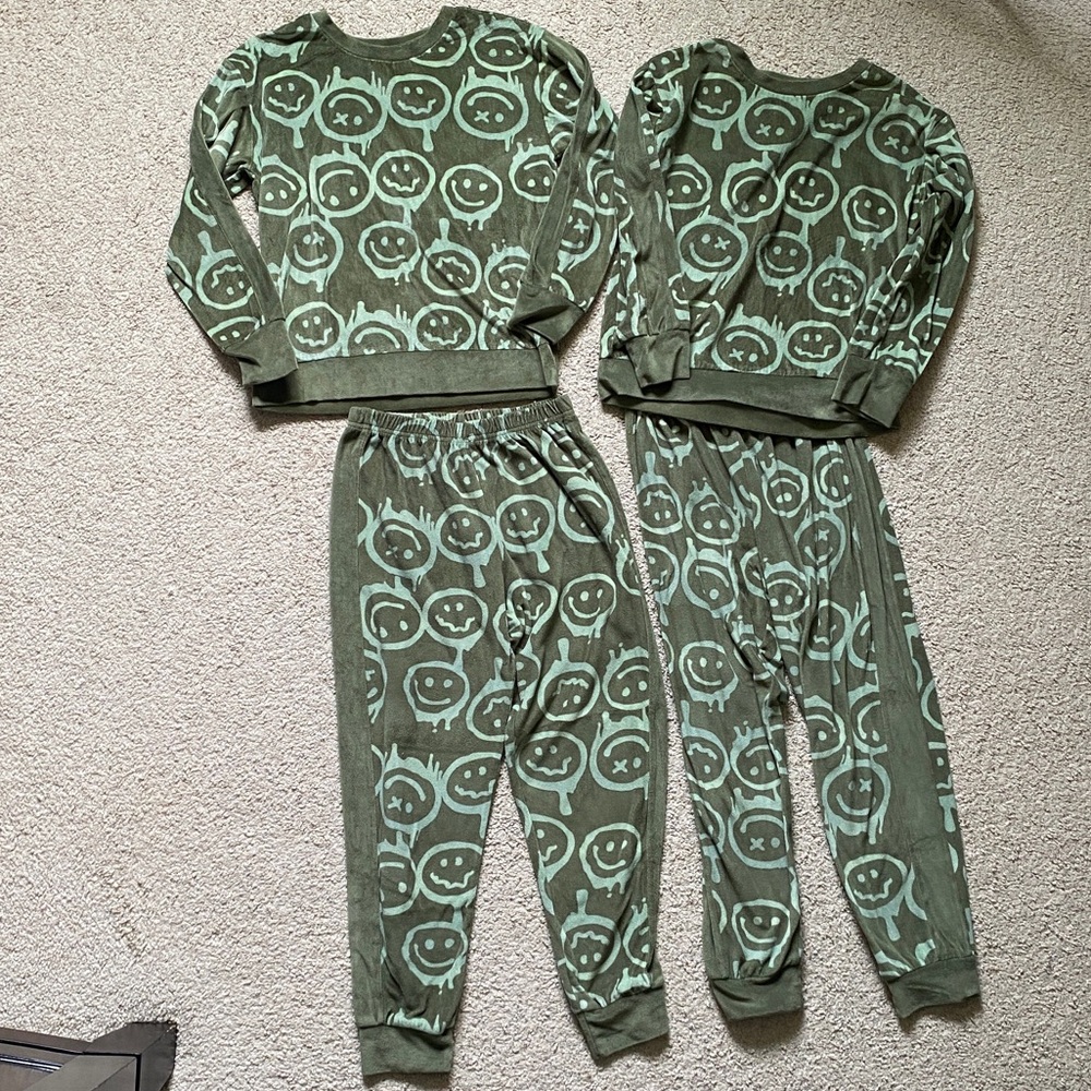 Two Sets Of Green Smiley Face Long Sleeve Pajamas Sets Both A Kids Medium Size 8